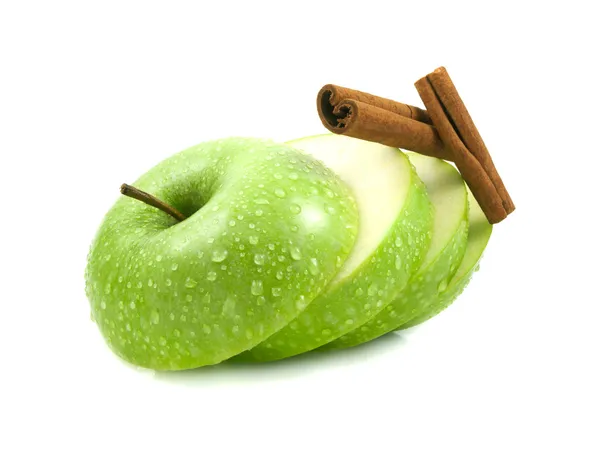 Isolated green apple slices with cinnamon pods — Stock Photo, Image