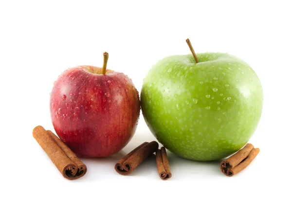 Изолированное влажно-зеленое и красное яблоко с корицей — стоковое фото