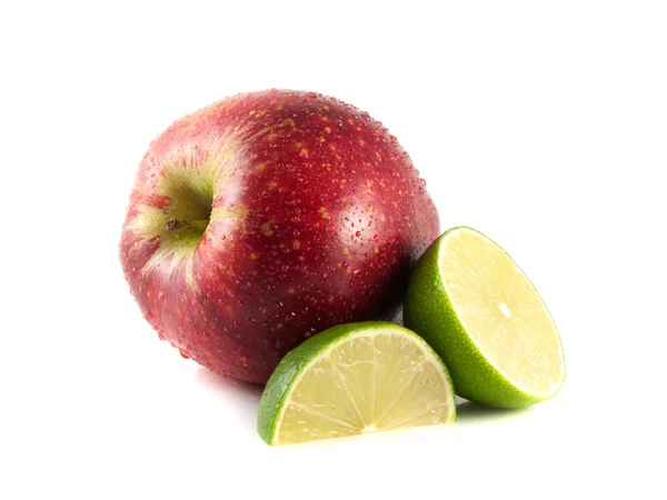 Manzana roja aislada con lima en rodajas sobre un blanco —  Fotos de Stock