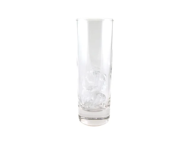 Leeg glas met ijs. geïsoleerd op wit. — Stockfoto