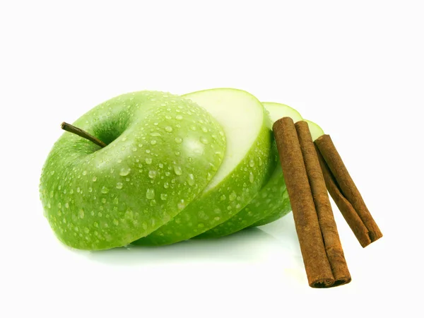 Fatias de maçã verde isoladas com vagens de canela — Fotografia de Stock