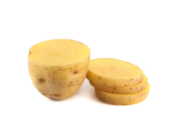 Nové brambory, polovinu s plátky izolovaných na bílém — Stock fotografie