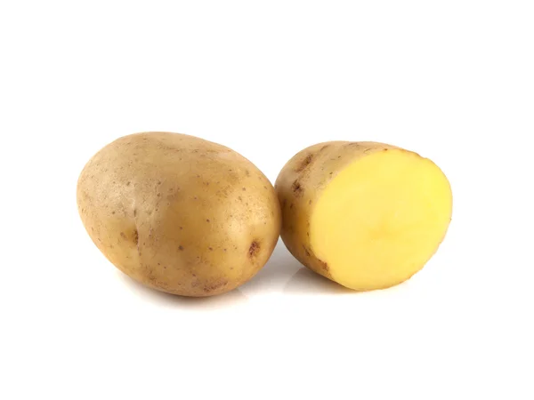 Από την καινούρια πατάτα με φέτες μισό απομονωθεί σε λευκό — Φωτογραφία Αρχείου