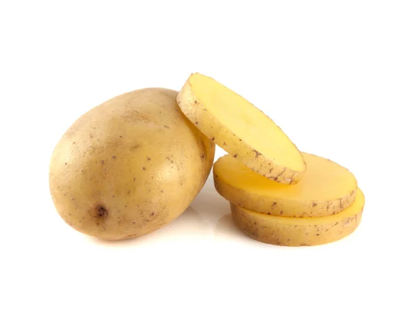 Nieuwe aardappel met segmenten geïsoleerd op wit — Stockfoto