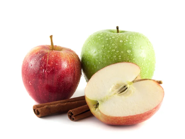 Geïsoleerde nat groene en rode appel met de helft gesneden — Stockfoto