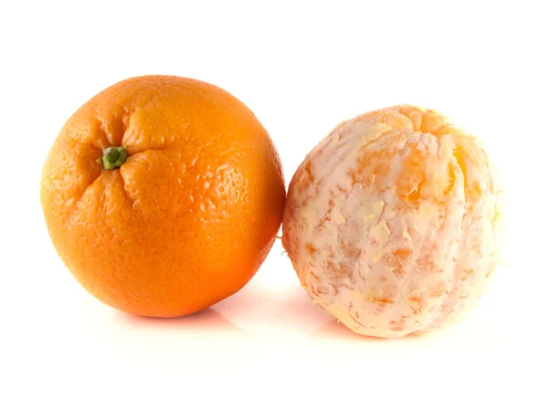 Laranja madura com laranja limpa isolada em branco — Fotografia de Stock