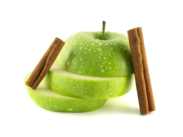 Isolated green apple slices with cinnamon pods — Stock Photo, Image