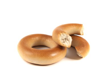 Beyaz arka plan üzerinde izole simit. kırık simit.