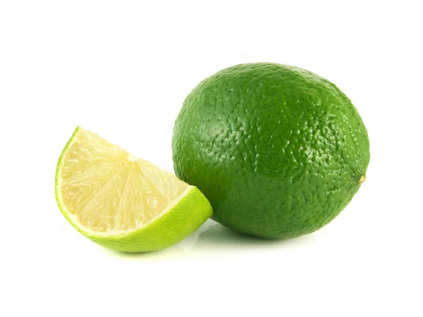 Limão verde isolado com fatia em branco — Fotografia de Stock