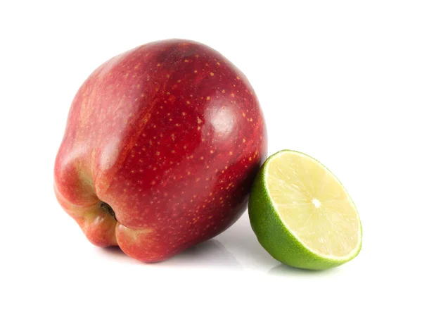 Izolované červené jablko s plátky limetky na bílém pozadí — Stock fotografie