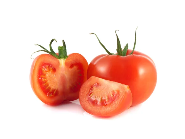 Isolierte rote Tomate mit halb geschnittenen Scheiben auf einem weißen — Stockfoto