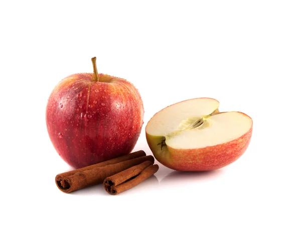Изолированное красное яблоко с нарезанной половинкой — стоковое фото