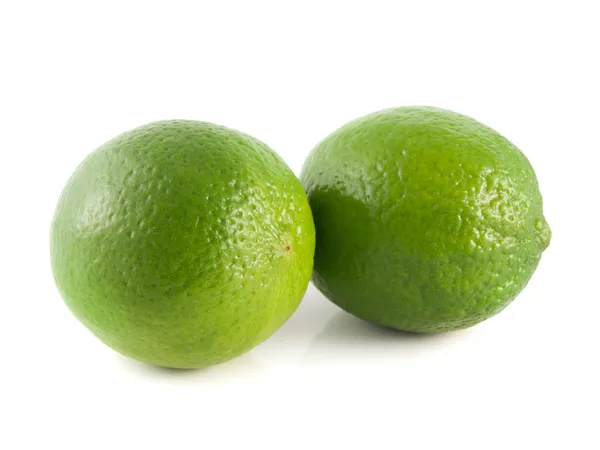 Isolé deux citrons verts sur un fond blanc — Photo