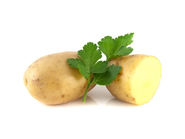 Aardappel gesneden helft en groene peterselie geïsoleerd — Stockfoto