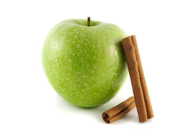 Geïsoleerde groene appel met waterdruppels en kaneel — Stockfoto