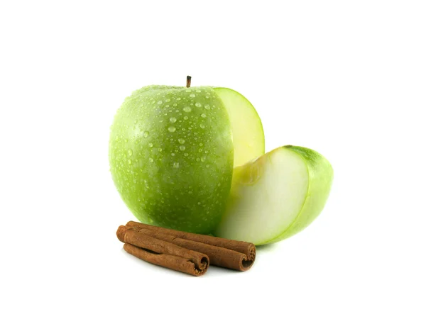 Isoliert geschnittener grüner Apfel mit Scheibe, Zimt — Stockfoto