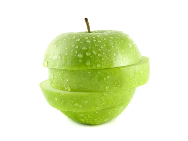 Rodajas de manzana verde aisladas con gotas de agua — Foto de Stock