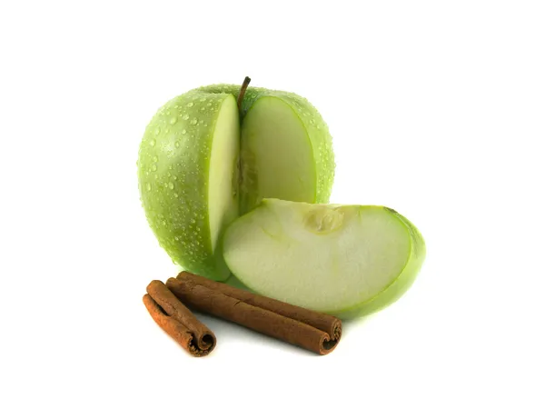 Isolierter grüner in Scheiben geschnittener Apfel mit Zimtschoten — Stockfoto