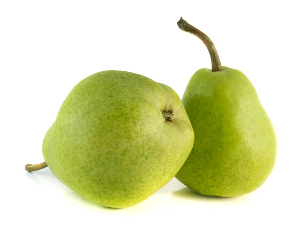 Dos peras verdes maduras sobre fondo blanco . — Foto de Stock