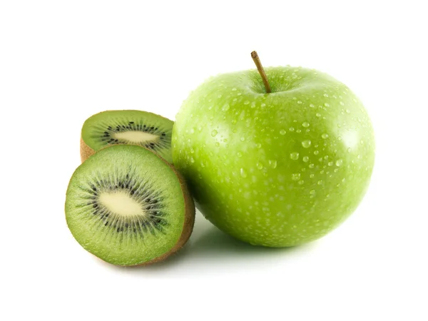 Geïsoleerde groene appel en gesneden kiwi op wit — Stockfoto