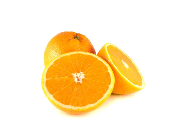 Orange avec deux moitiés tranchées isolées sur blanc — Photo