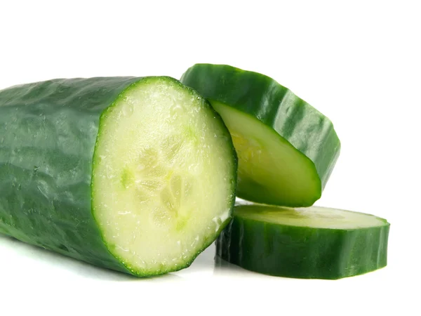 Gesneden komkommer met plakjes geïsoleerd op wit — Stockfoto