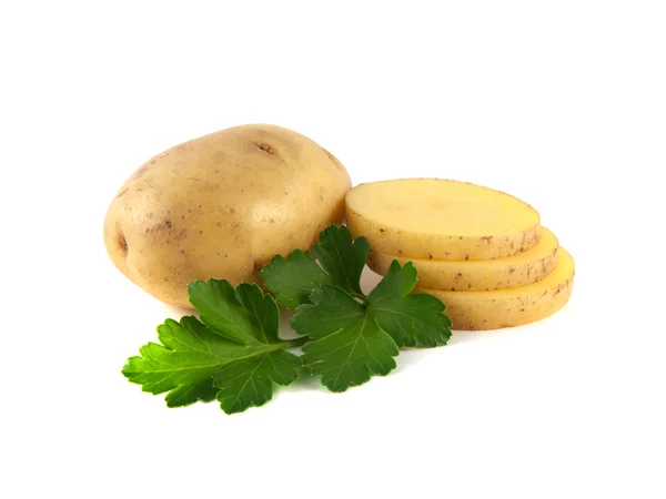 Aardappel met segmenten en groene peterselie geïsoleerd — Stockfoto