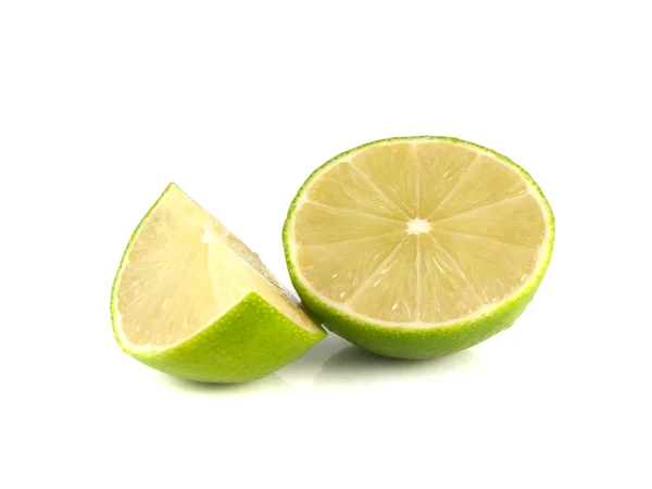 Limão verde isolado com fatia em branco — Fotografia de Stock