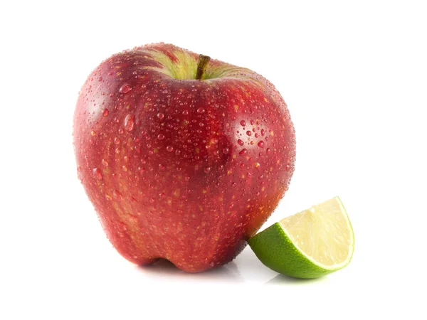 Manzana roja aislada con lima en rodajas sobre blanco —  Fotos de Stock