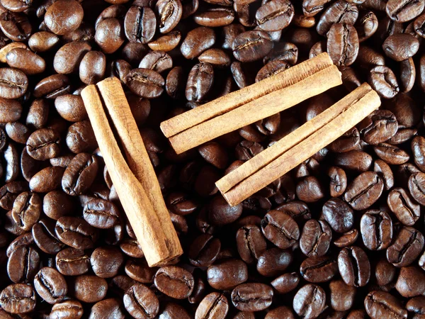 Granos de café con palitos de canela en blanco — Foto de Stock