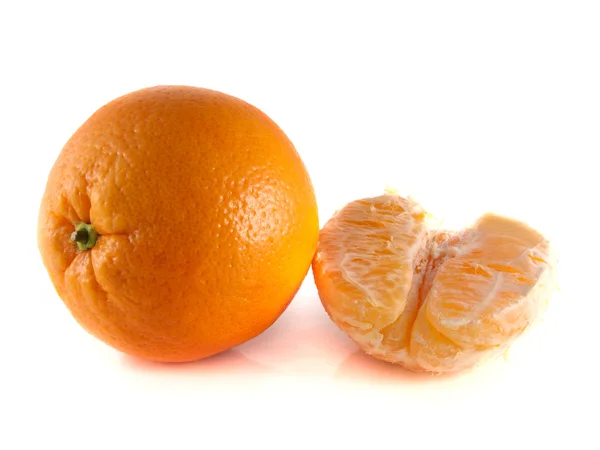 Оранжевый с очищенным апельсином — стоковое фото