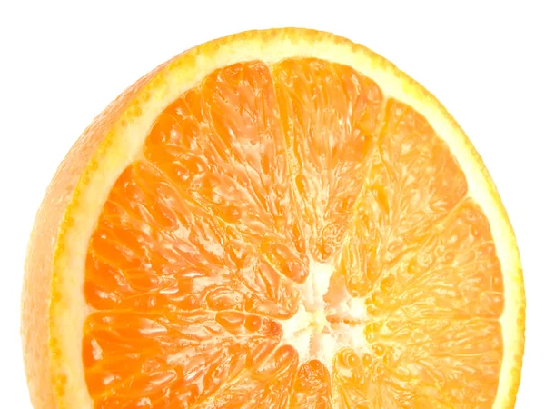 Fatia de laranja meia madura isolada em branco — Fotografia de Stock