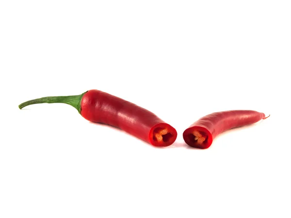 In Scheiben geschnittene rote Chilischote auf weißem Hintergrund. — Stockfoto