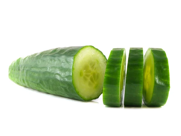 Gesneden komkommer met plakjes geïsoleerd op wit — Stockfoto