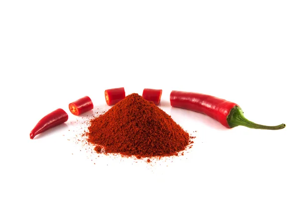 In Scheiben geschnittene rote Chilischote mit Hügel von süßem Paprika — Stockfoto