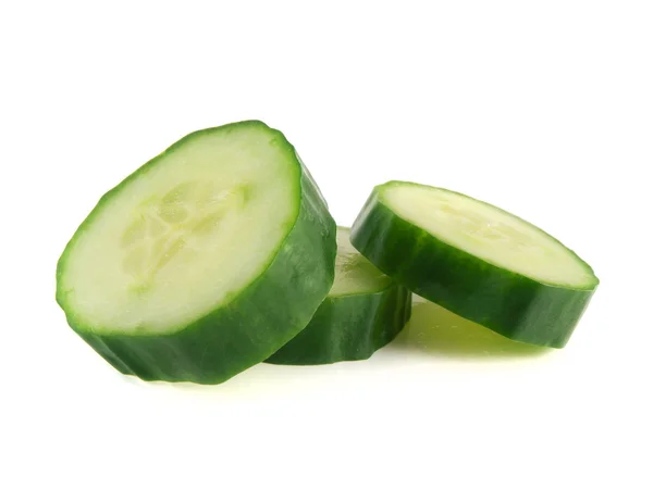 Plakjes komkommer geïsoleerd op witte achtergrond — Stockfoto