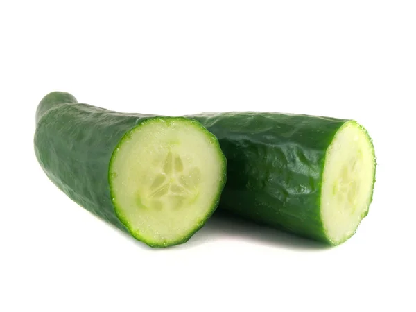 Gesneden komkommer geïsoleerd op witte achtergrond — Stockfoto