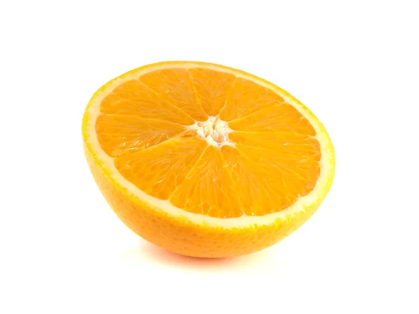 Segment van de helft rijp oranje geïsoleerd op wit — Stockfoto