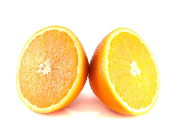 Zwei in Scheiben geschnittene Orangenhälften isoliert auf weiß — Stockfoto