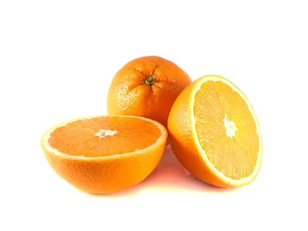 Reife Orange mit zwei geschnittenen Hälften isoliert — Stockfoto