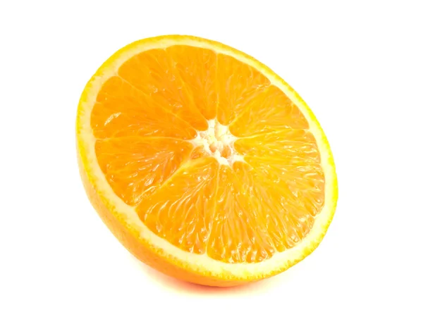 Kawałek pół dojrzałe Orange na białym tle. — Zdjęcie stockowe
