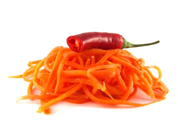 Koreai sárgarépa, red hot chili paprika. Elszigetelt — Stock Fotó