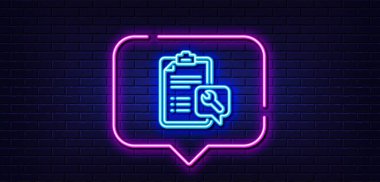 Neon ışığı konuşma balonu. Anahtar araç çizgisi simgesi. Onarım servisi kontrol listesi işareti. Enstrüman sembolünü düzelt. Neon ışıklı arka plan. Anahtar parlama çizgisi. Tuğla duvar afişi. Vektör