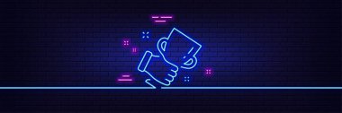 Neon ışık efekti. Kazanan kupa çizgisi simgesi. Kupa tabelasını tut. En iyi başarı sembolü. 3D çizgi neon ışıklı ikon. Tuğla duvar afişi. Kazanan kupa taslağı. Vektör