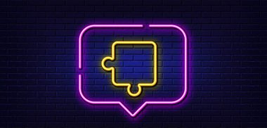 Neon ışığı konuşma balonu. Bulmaca parçası çizgi simgesi. Yapboz oyunu şekli. İş stratejisi unsuru. Neon ışıklı arka plan. Bulmaca kıvılcımı. Tuğla duvar afişi. Vektör