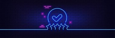 Neon ışık efekti. Derecelendirme yıldız çizgisi simgesi. Onaylandı. Onaylanmış yüksek rütbe sembolü. 3D çizgi neon ışıklı ikon. Tuğla duvar afişi. Derecelendirme yıldızları. Vektör