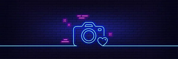 Neon Light Glow Effect Photo Camera Line Icon Love Photography — Vetor de Stock