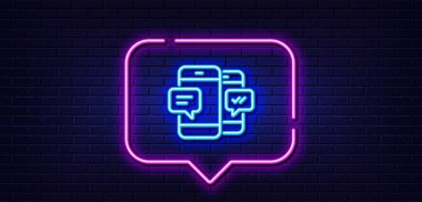 Neon ışığı konuşma balonu. Telefon Mesaj Hattı simgesi. Mobil sohbet işareti. Konuşma ya da SMS sembolü. Neon ışıklı arka plan. Smartphone SMS parıltı hattı. Tuğla duvar afişi. Vektör