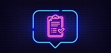 Neon ışığı konuşma balonu. Onaylanmış kontrol listesi satır simgesi. Kabul edildi ya da onaylandı. Sembolü. Neon ışıklı arka plan. Onaylanmış kontrol listesi parlama çizgisi. Tuğla duvar afişi. Vektör