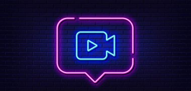 Neon ışığı konuşma balonu. Video kamera hattı simgesi. Sinema ya da sinema tabelası. Multimedya sembolü. Neon ışıklı arka plan. Video kamera parıltısı hattı. Tuğla duvar afişi. Vektör